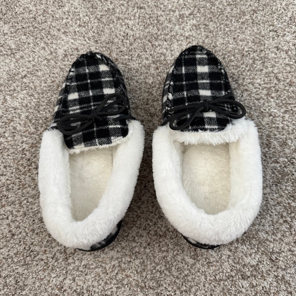 BNWOT Women's plaid moccasin Slippers